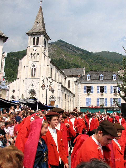 laruns_15aout_1.jpg - Sortie de l'église de Laruns