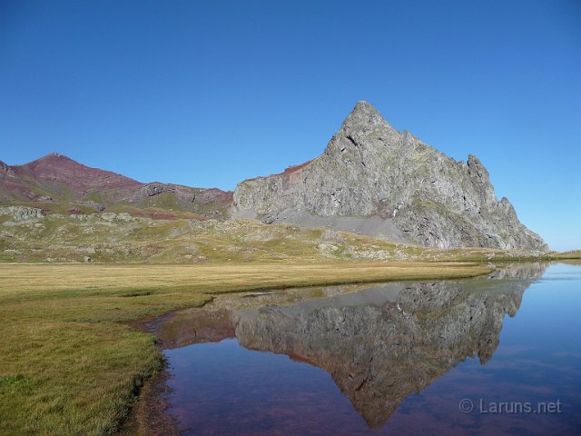 laruns_anayet_8.JPG - Le pic Anayet à droite et le Vertice (tout rouge) à Gauche