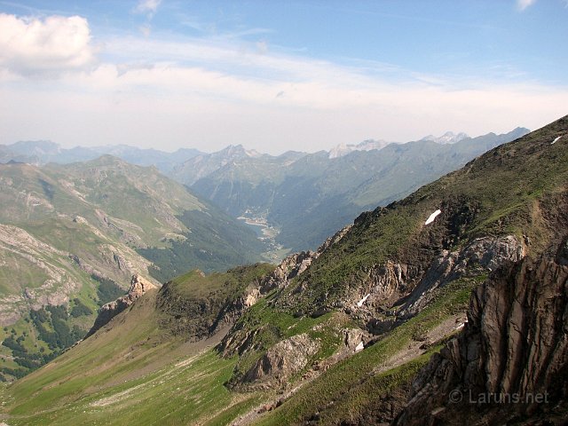Laruns_Peyrelue_13_sommet.jpg - Vue du sommet sur le lac de Fabrèges