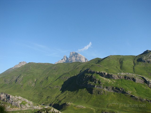 Laruns_Peyrelue_1_Ossau.jpg - L'Ossau pointe son nez