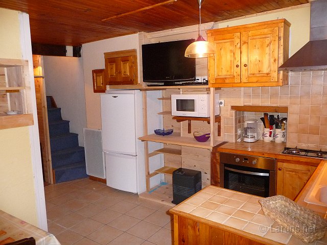 laruns_pon_8.jpg - Entrée / Escaliers vers chambre 2 / cuisine